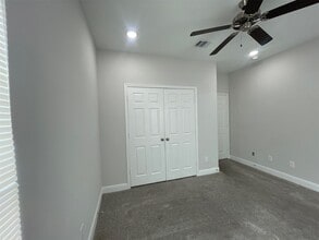 430 Schmidt Rd in Sealy, TX - Foto de edificio - Building Photo