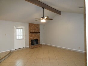 325 Asbury Dr in Saginaw, TX - Building Photo - Building Photo