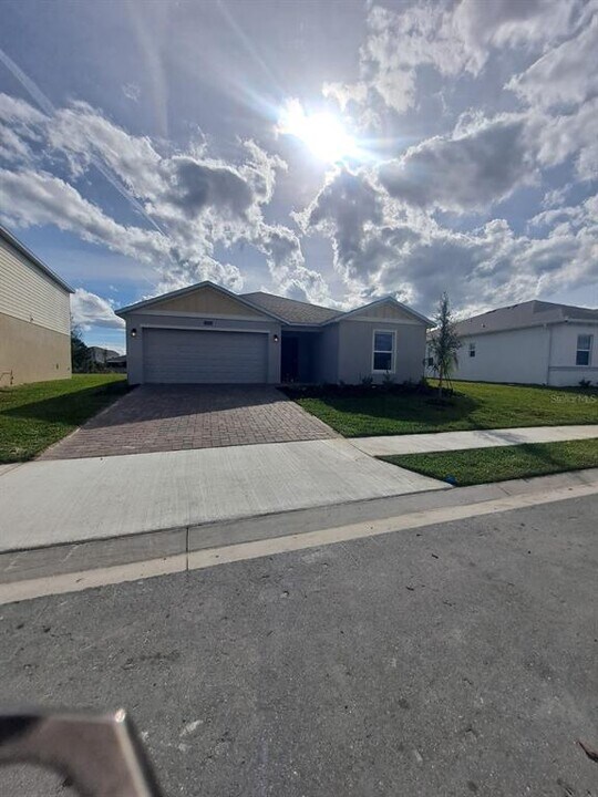 5056 Barnet Dr in Davenport, FL - Building Photo