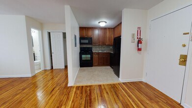 40 Roseland Avenue in Caldwell, NJ - Foto de edificio - Building Photo