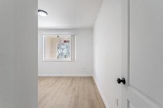 Najibe Gardens Phase II in Hollywood, FL - Foto de edificio - Building Photo