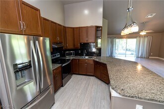 7500 Cameron Cir in Ft. Myers, FL - Building Photo - Building Photo