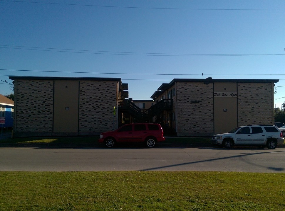 Del Isle Apartments in Galveston, TX - Building Photo