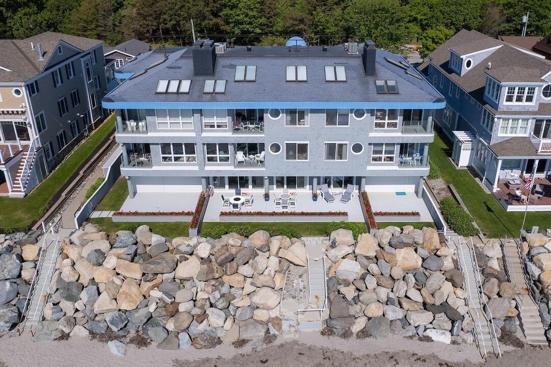 1044 Ocean Blvd in Hampton, NH - Building Photo