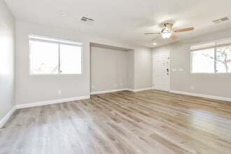 10517 Silver Cholla Ct in Las Vegas, NV - Building Photo - Building Photo