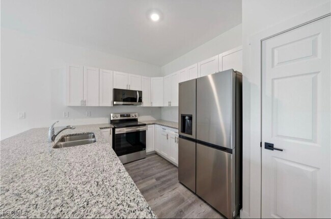 1025 Meadow Rd in Lehigh Acres, FL - Foto de edificio - Building Photo