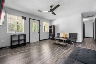 541 Trails End Dr in Cleveland, TX - Foto de edificio - Building Photo