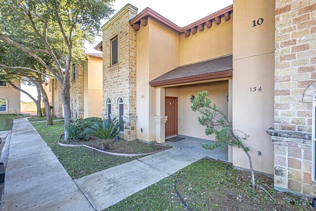 10706 International Blvd in Laredo, TX - Foto de edificio - Building Photo