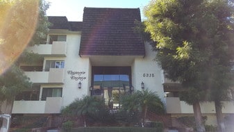 5315 Yarmouth Ave, Unit 212 in Los Angeles, CA - Building Photo