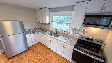 906 White Pine Dr in Laurel Park, NC - Building Photo - Building Photo