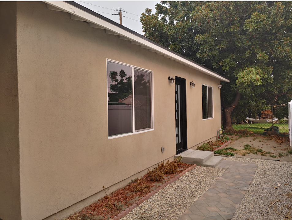 1332 Evergreen St in Burbank, CA - Foto de edificio