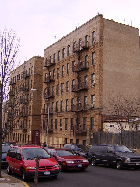 2055 Harrison Ave in Bronx, NY - Foto de edificio