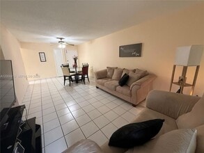 9270 Fontainebleau Blvd, Unit 102 in Miami, FL - Foto de edificio - Building Photo