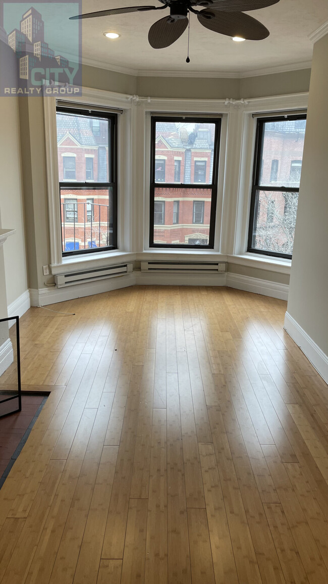 250 Newbury St, Unit 2R in Boston, MA - Building Photo - Building Photo