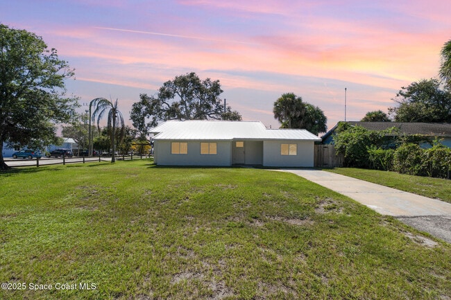 property at 1576 Avocado Ave