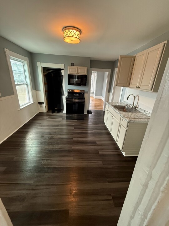 127 Fayette St, Unit Fayette St in Lynn, MA - Building Photo