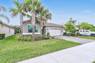 7581 SW Harbor Cove Dr in Stuart, FL - Building Photo - Building Photo