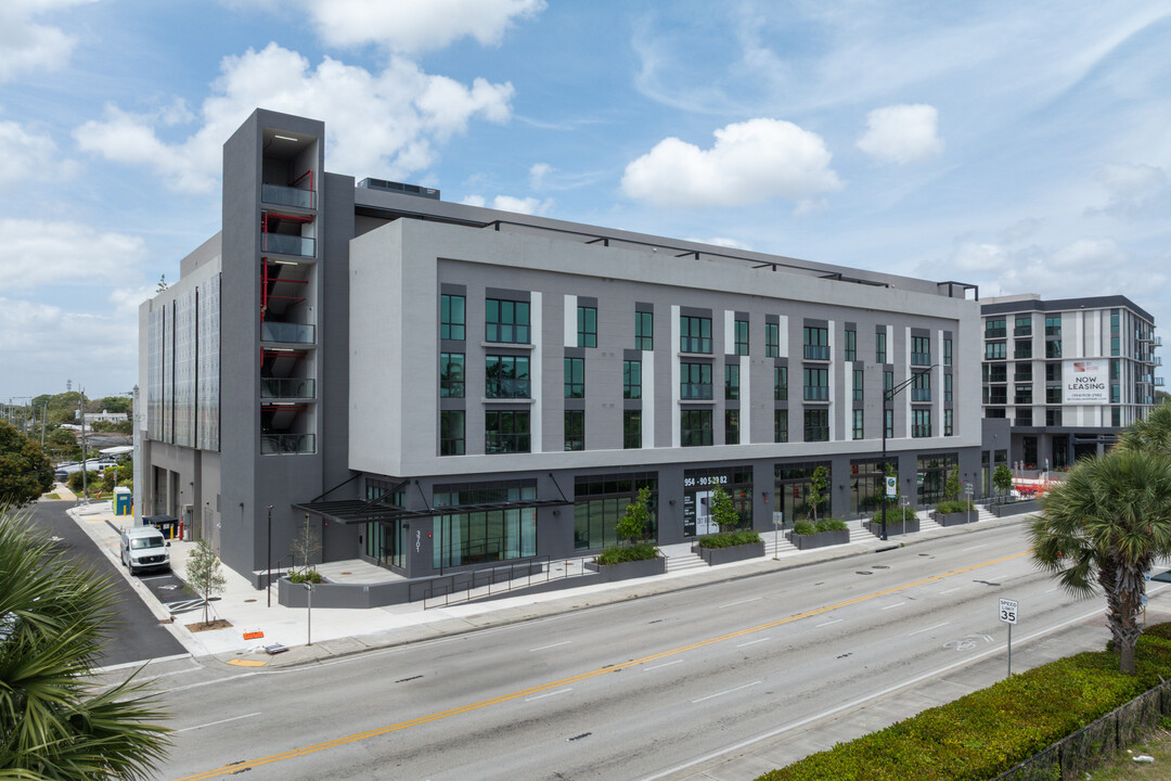 SKY Building in Oakland Park, FL - Building Photo