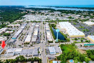 2721 Mall Dr in Sarasota, FL - Foto de edificio - Building Photo