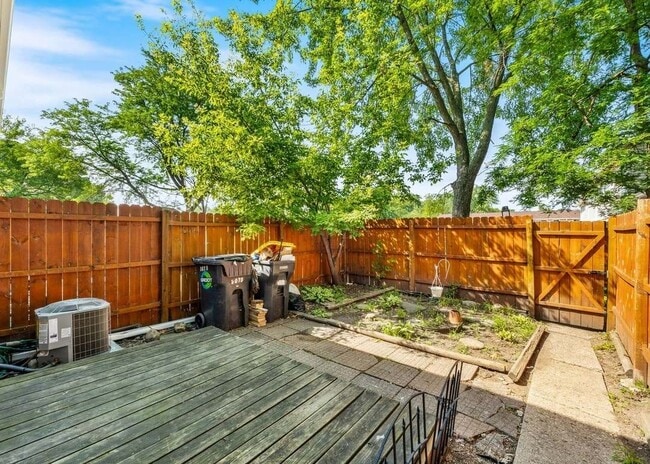 3075 Kingston Ct in Streamwood, IL - Building Photo - Building Photo