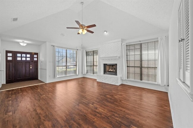 1205 Olde Towne Dr in Irving, TX - Building Photo - Building Photo