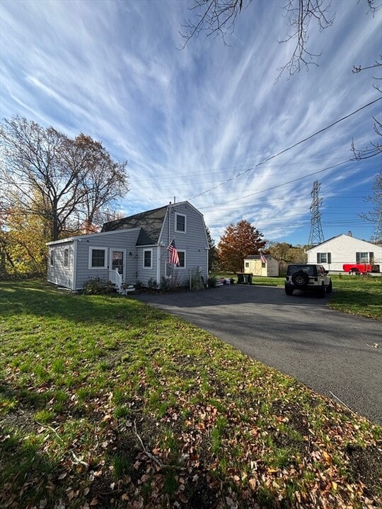 1 West St in Medway, MA - Building Photo