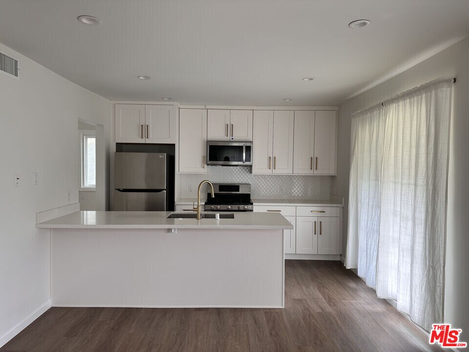 1104 S Hudson Ave in Los Angeles, CA - Building Photo