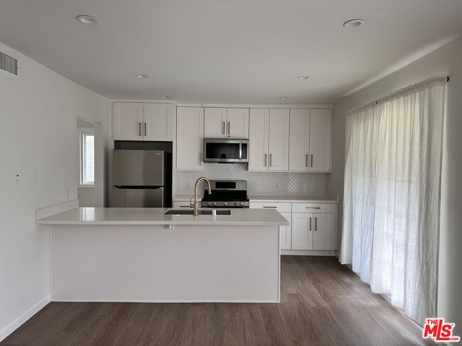 property at 1104 S Hudson Ave
