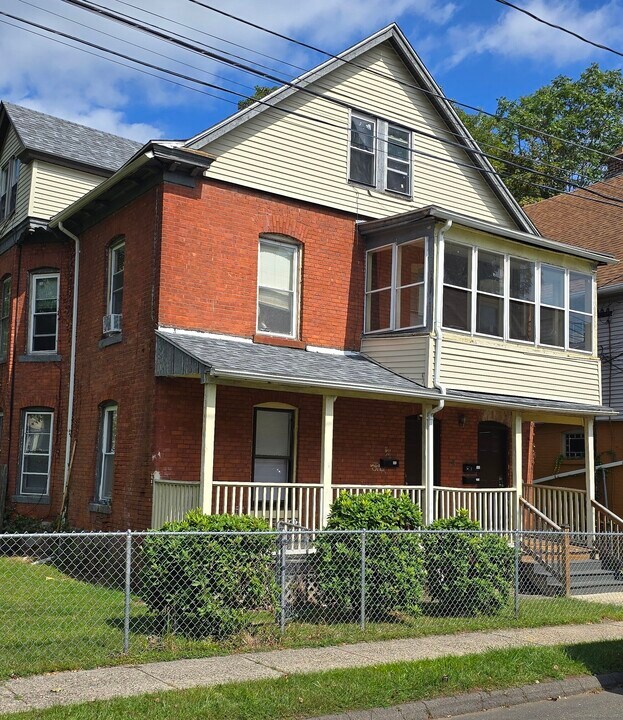 6 E Raymond St in Hartford, CT - Building Photo