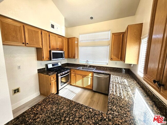 7254 Brienza Pl in Rancho Cucamonga, CA - Foto de edificio - Building Photo