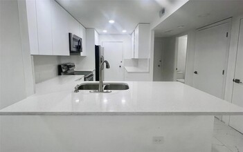 5555 Collins Ave, Unit 14C in Miami Beach, FL - Building Photo - Building Photo