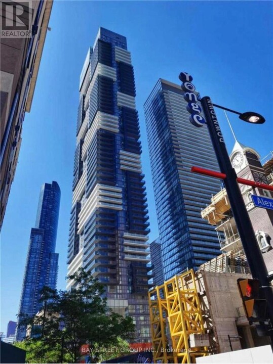 7-4907 Grenville St in Toronto, ON - Building Photo