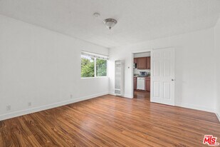 616 Vernon Ave in Los Angeles, CA - Building Photo