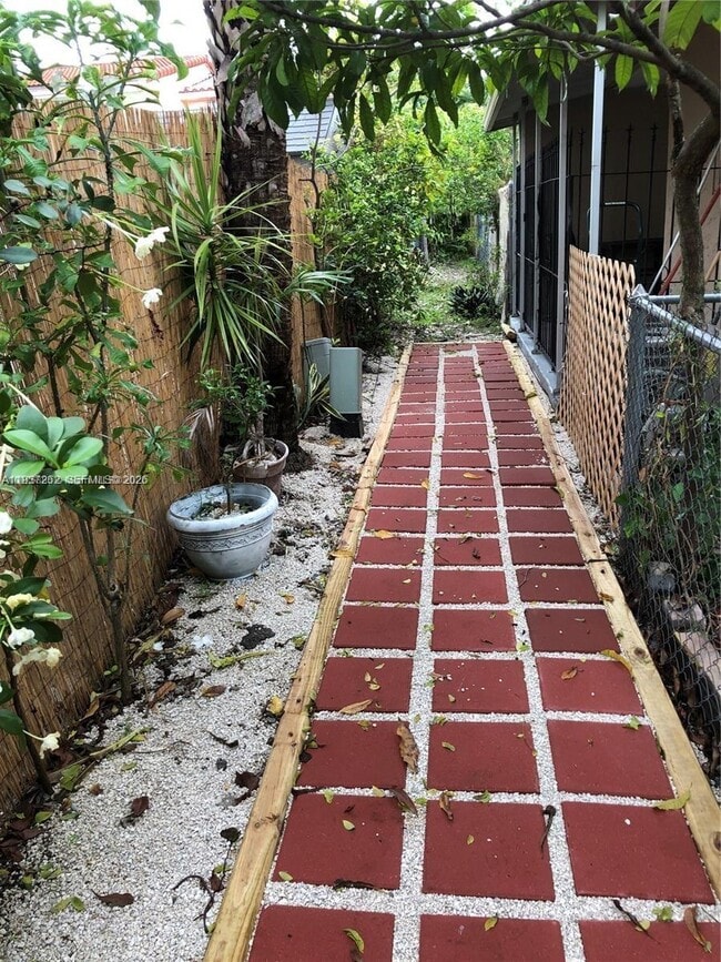 6530 W 2nd Ct in Hialeah, FL - Building Photo - Building Photo