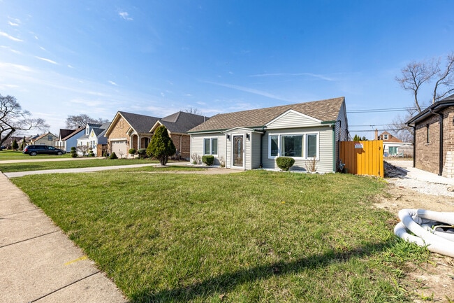 7740 S Laramie Ave in Burbank, IL - Building Photo - Building Photo