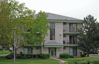 8401-8425 Captons Ln in Darien, IL - Building Photo - Building Photo