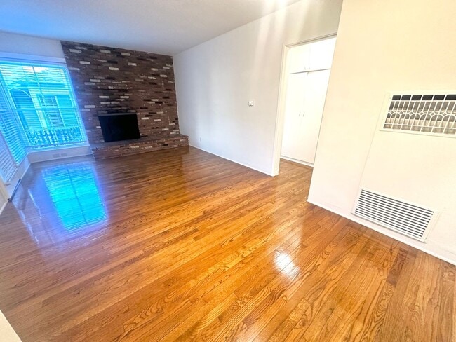 4510-4512 E 15th St in Long Beach, CA - Building Photo - Building Photo