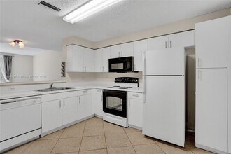 1210 Sorrento Dr in Weston, FL - Foto de edificio - Building Photo