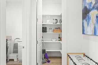 5891 SW 67th Pl in Portland, OR - Building Photo - Building Photo