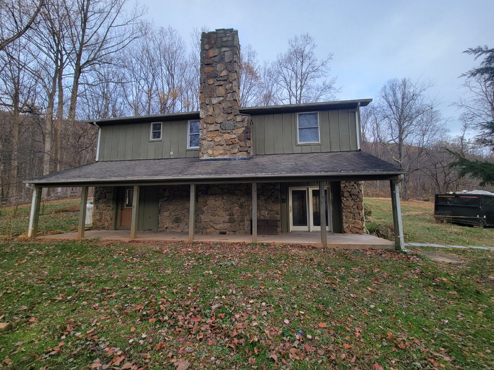 686 Gidbrown Hollow Rd in Washington, VA - Foto de edificio