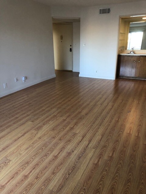 5353 Yarmouth Ave, Unit 202 in Encino, CA - Building Photo - Building Photo