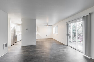 Woodspring Apartments in Tigard, OR - Building Photo - Interior Photo