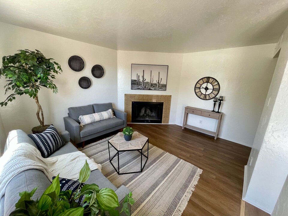 1050 Meadowlark Ct SE in Rio Rancho, NM - Building Photo