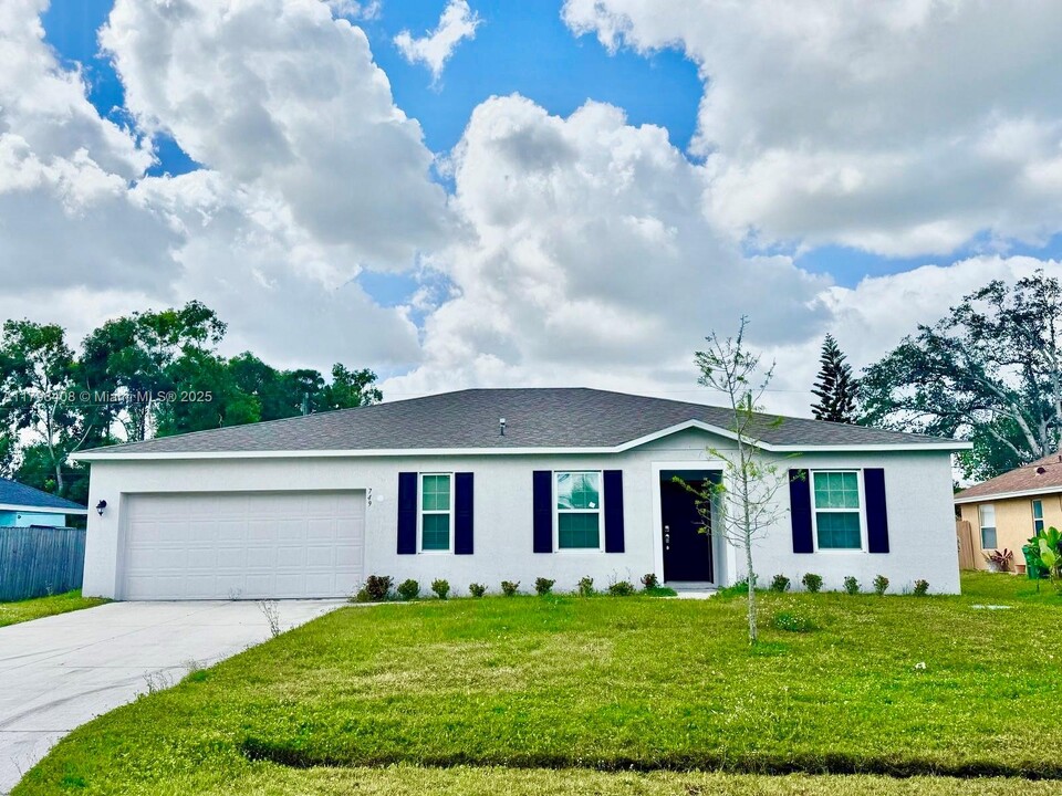 749 SE Karrigan Terrace in Port St. Lucie, FL - Foto de edificio