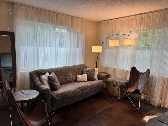 2536 Forest Park Dr, Unit 2 in Anchorage, AK - Foto de edificio - Building Photo