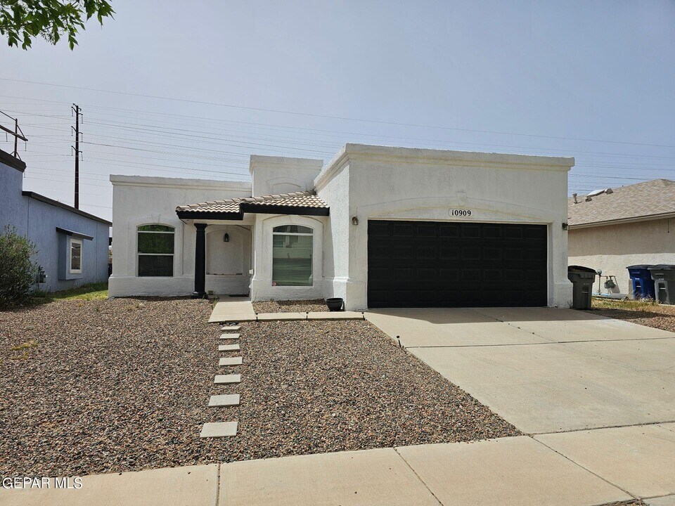 10909 Northview Dr in El Paso, TX - Building Photo