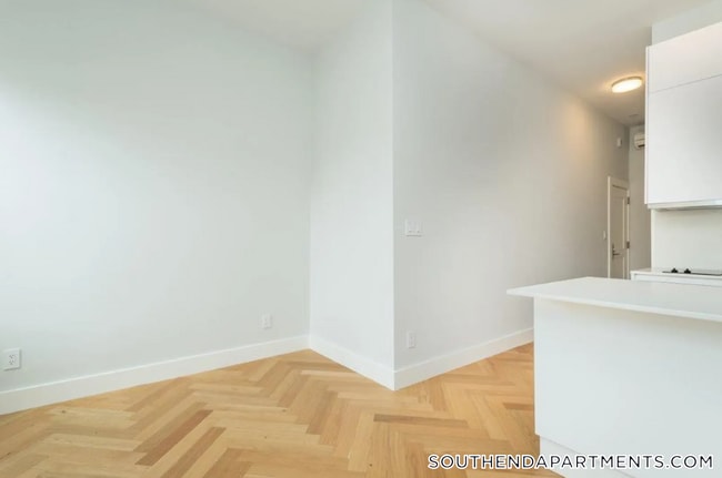 461 Massachusetts Ave, Unit 8 in Boston, MA - Foto de edificio - Building Photo