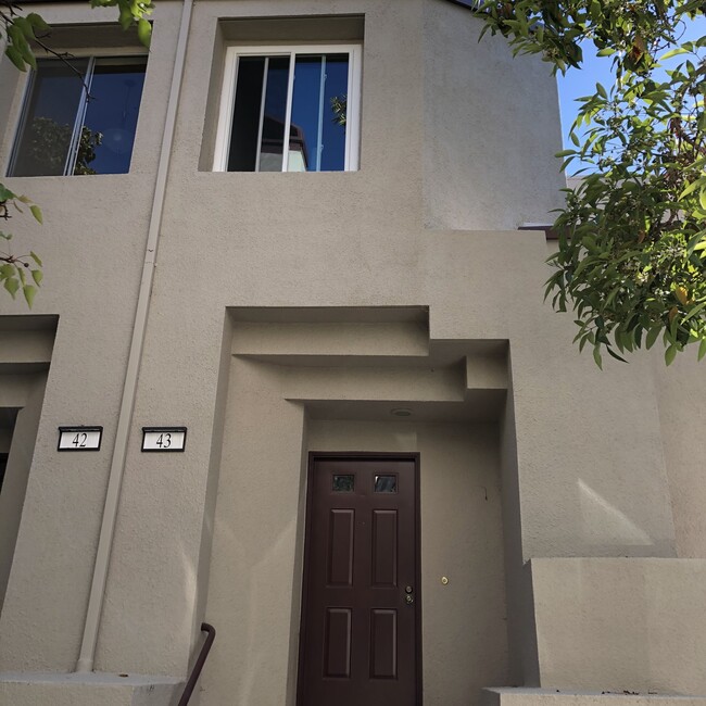 43 E Court Ln in Foster City, CA - Foto de edificio - Building Photo