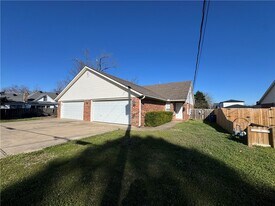 910 NW A St in Bentonville, AR - Building Photo