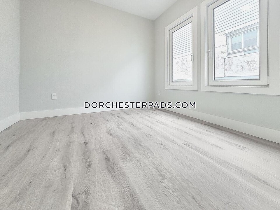 86 Fayston St, Unit 2 in Boston, MA - Building Photo